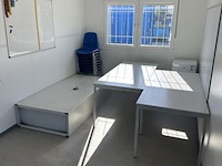 Bureaucontainer, ingericht met tafels, stoelen, whiteboard en primo koelkast - afbeelding 3 van  5