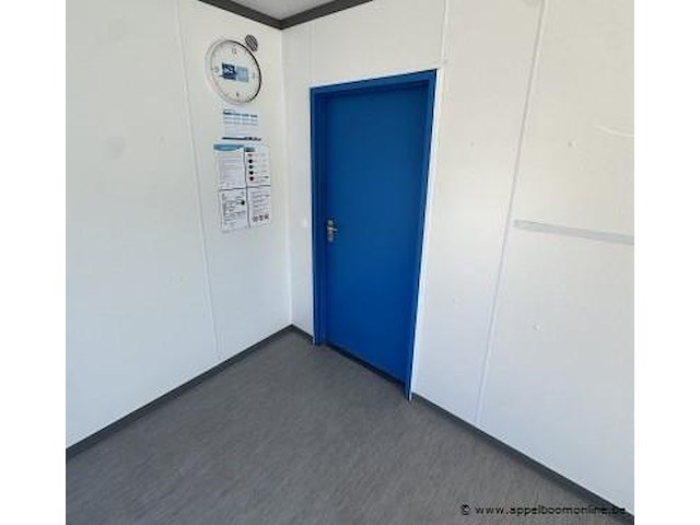 Bureaucontainer, ingericht met tafels, stoelen, whiteboard en primo koelkast - afbeelding 5 van  5