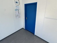 Bureaucontainer, ingericht met tafels, stoelen, whiteboard en primo koelkast - afbeelding 5 van  5