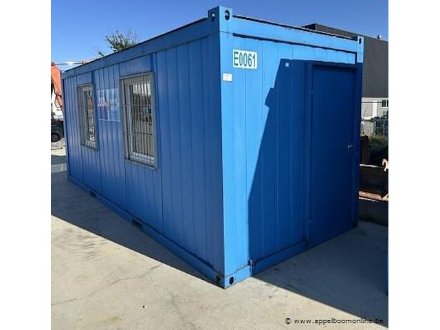 Bureaucontainer, met 2 ramen, deur, 2 tafels, stoelen en koelkast - afbeelding 1 van  3
