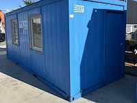 Bureaucontainer, met 2 ramen, deur, 2 tafels, stoelen en koelkast - afbeelding 1 van  3