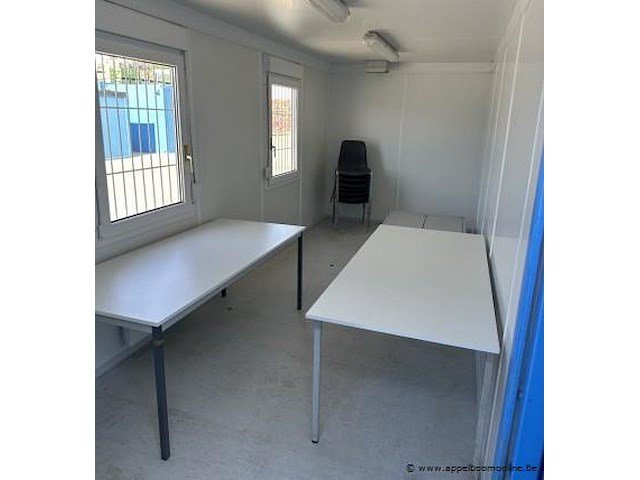 Bureaucontainer, met 2 ramen, deur, 2 tafels, stoelen en koelkast - afbeelding 2 van  3