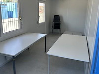 Bureaucontainer, met 2 ramen, deur, 2 tafels, stoelen en koelkast - afbeelding 2 van  3