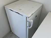 Bureaucontainer, met 2 ramen, deur, 2 tafels, stoelen en koelkast - afbeelding 3 van  3