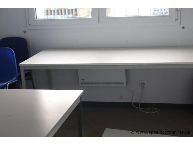 Bureaucontainer, met deur, ramen, bureau, stoelen en elektrische verwarming, werking niet gekend - afbeelding 3 van  4