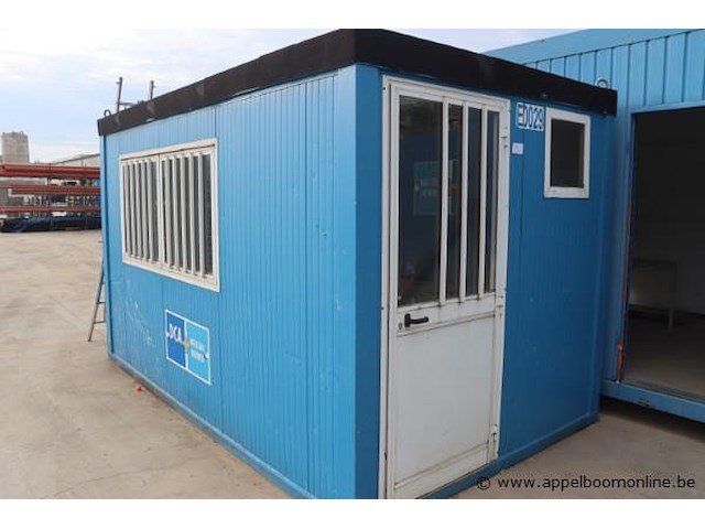 Bureaucontainer, met deur, ramen, bureau, stoelen en koelkast proline, werking niet gekend - afbeelding 1 van  4