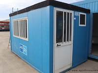 Bureaucontainer, met deur, ramen, bureau, stoelen en koelkast proline, werking niet gekend