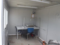 Bureaucontainer, met deur, ramen, bureau, stoelen en koelkast proline, werking niet gekend - afbeelding 3 van  4