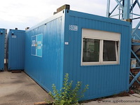 Bureaucontainer, met deur, ramen, bureau, stoelen