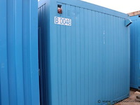 Bureaucontainer, met deur, ramen, bureau, stoelen