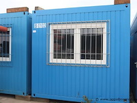 Bureaucontainer, met deur, ramen, bureau, stoelen