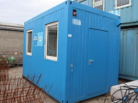 Bureaucontainer, met meubilair en koelkast, werking niet gekend