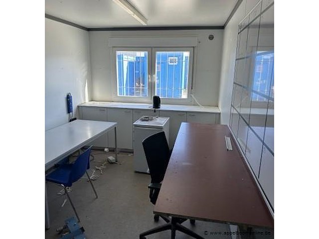 Bureaucontainer, met raam en deur, inclusief meubilair en liebherr koelkast - afbeelding 3 van  4