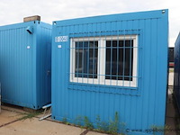 Bureaucontainer, met raam, ingericht met bureaus en verwarming, werking niet gekend