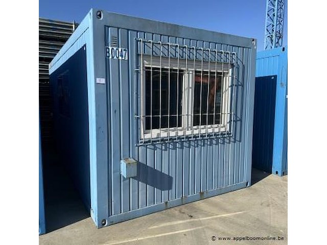 Bureaucontainer, met ramen, deur, keukenblok, tafel en stoelen - afbeelding 1 van  4