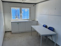 Bureaucontainer, met ramen, deur, keukenblok, tafel en stoelen - afbeelding 2 van  4