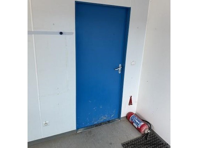 Bureaucontainer, met ramen, deur, keukenblok, tafel en stoelen - afbeelding 3 van  4