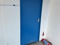 Bureaucontainer, met ramen, deur, keukenblok, tafel en stoelen - afbeelding 3 van  4