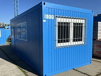 Bureaucontainer, met ramen en deur, ingericht met tafel en stoelen - afbeelding 1 van  4