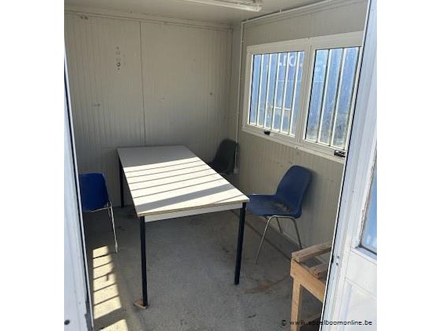 Bureaucontainer, met ramen en deur, ingericht met tafel en stoelen - afbeelding 3 van  4