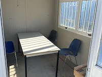 Bureaucontainer, met ramen en deur, ingericht met tafel en stoelen - afbeelding 3 van  4