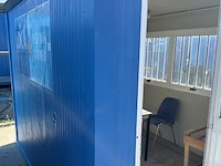 Bureaucontainer, met ramen en deur, ingericht met tafel en stoelen - afbeelding 4 van  4