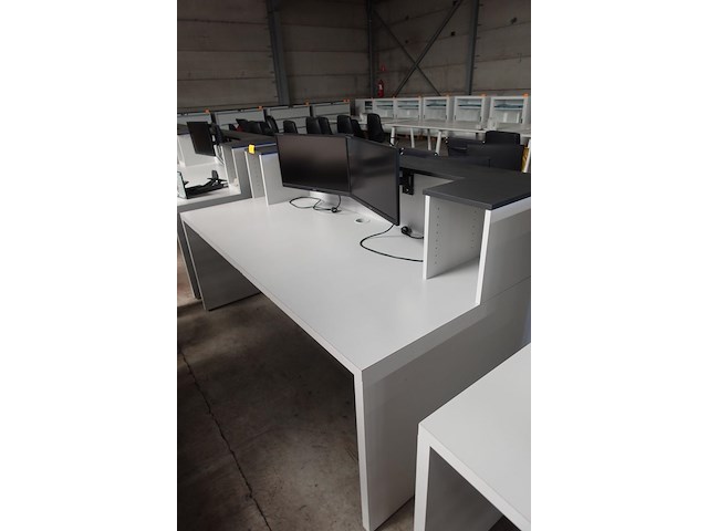 Bureaumeubel + 2x monitor iiyama - afbeelding 1 van  3