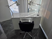 Bureaumeubel met lampen
