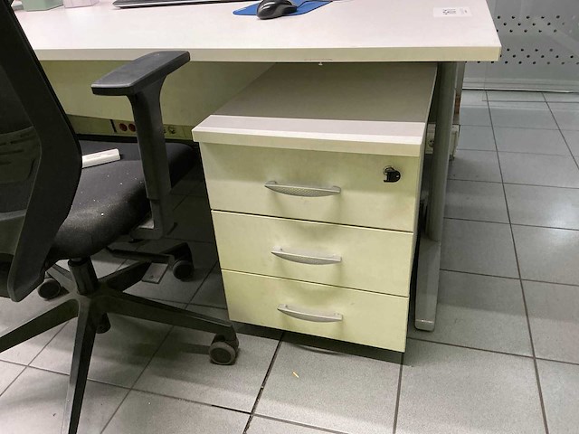 Bureauopstelling - afbeelding 3 van  19