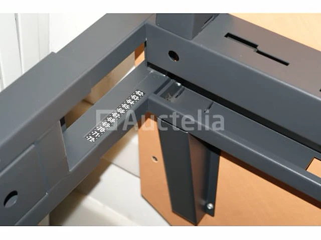 Bureaus en tafels - afbeelding 4 van  12