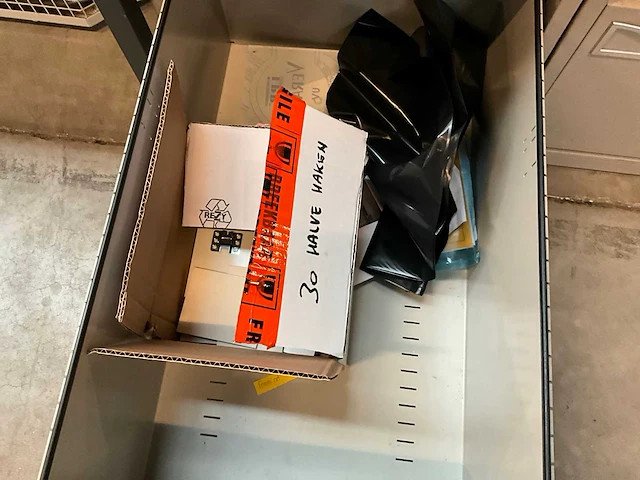 Bureautafel en dossierkasten - afbeelding 4 van  17