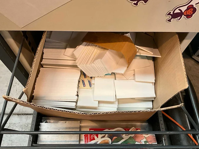 Bureautafel en dossierkasten - afbeelding 16 van  17