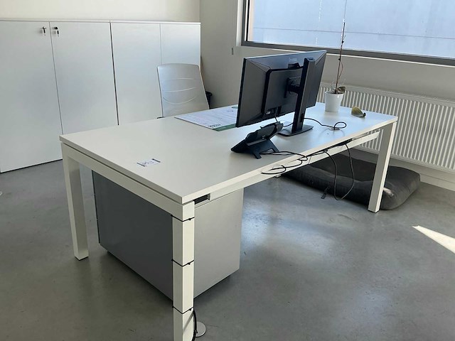 Bureautafel, inclusief ladenkast en mobiele stoel - afbeelding 2 van  7