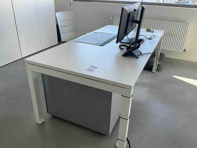 Bureautafel, inclusief ladenkast en mobiele stoel - afbeelding 3 van  7