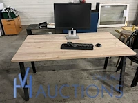Bureautafel met monitor
