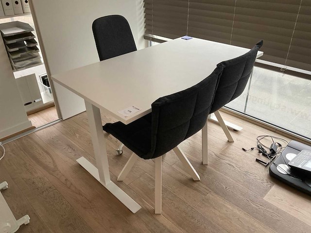 Bureautafel met stoelen - afbeelding 1 van  3