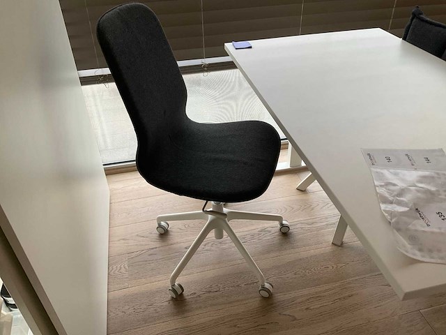 Bureautafel met stoelen - afbeelding 3 van  3