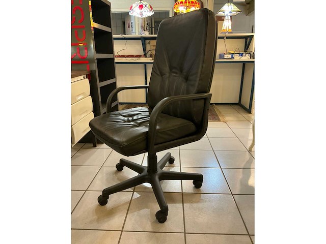 Bureautafel, opbergkast en bureaustoel - afbeelding 3 van  5