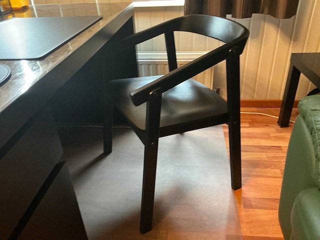 Bureautafels (2x) met stoel en kast - afbeelding 3 van  5