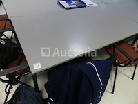 Bureautafels en stoelen