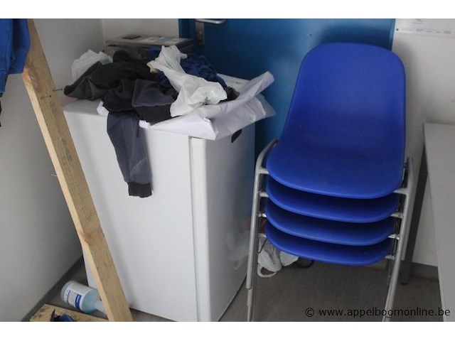 Bureeelcontainer vv dagramen (b0097), tafel en stoelen, microgolf, koelkastje, 2 deuren - afbeelding 6 van  6