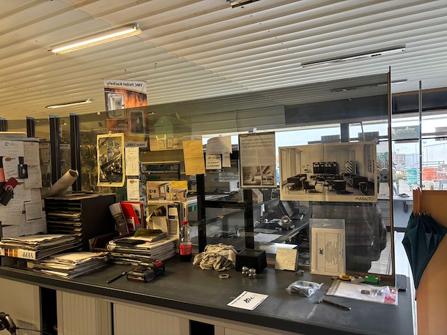 Bureel + bijhorende kasten - afbeelding 2 van  8