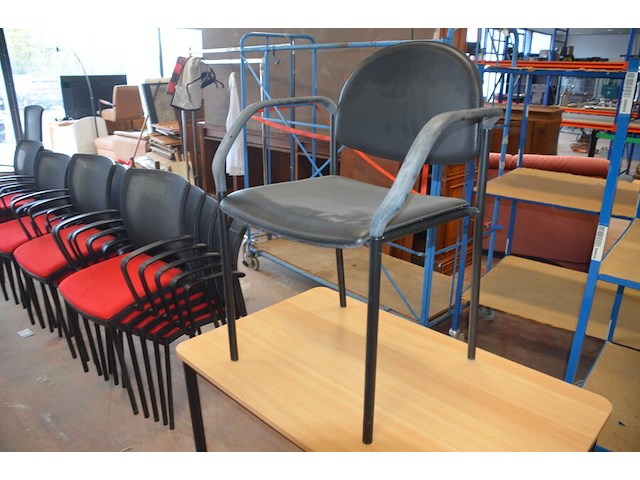 Bureel (gedemonteerd) bestaande uit: 4 tafelbladen met 3 onderstellen, 4 pc beugels, 8 scheidingswanden, 2 bureelstoelen, tafel 100x60x85 cm met stoel zwarte zit - afbeelding 2 van  18