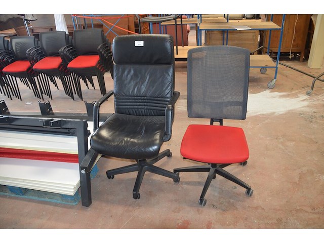 Bureel (gedemonteerd) bestaande uit: 4 tafelbladen met 3 onderstellen, 4 pc beugels, 8 scheidingswanden, 2 bureelstoelen, tafel 100x60x85 cm met stoel zwarte zit - afbeelding 3 van  18