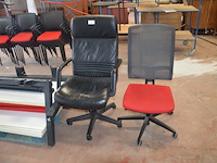 Bureel (gedemonteerd) bestaande uit: 4 tafelbladen met 3 onderstellen, 4 pc beugels, 8 scheidingswanden, 2 bureelstoelen, tafel 100x60x85 cm met stoel zwarte zit - afbeelding 3 van  18