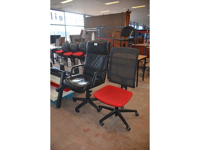 Bureel (gedemonteerd) bestaande uit: 4 tafelbladen met 3 onderstellen, 4 pc beugels, 8 scheidingswanden, 2 bureelstoelen, tafel 100x60x85 cm met stoel zwarte zit - afbeelding 4 van  18