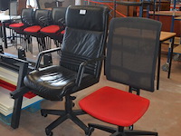 Bureel (gedemonteerd) bestaande uit: 4 tafelbladen met 3 onderstellen, 4 pc beugels, 8 scheidingswanden, 2 bureelstoelen, tafel 100x60x85 cm met stoel zwarte zit - afbeelding 4 van  18