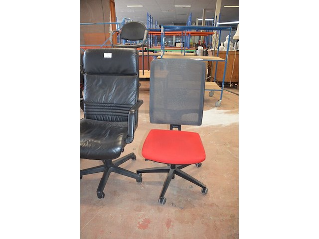 Bureel (gedemonteerd) bestaande uit: 4 tafelbladen met 3 onderstellen, 4 pc beugels, 8 scheidingswanden, 2 bureelstoelen, tafel 100x60x85 cm met stoel zwarte zit - afbeelding 5 van  18