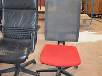 Bureel (gedemonteerd) bestaande uit: 4 tafelbladen met 3 onderstellen, 4 pc beugels, 8 scheidingswanden, 2 bureelstoelen, tafel 100x60x85 cm met stoel zwarte zit - afbeelding 5 van  18