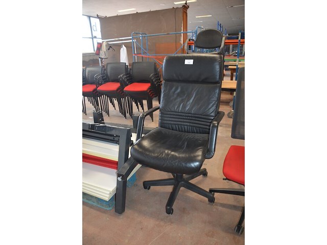 Bureel (gedemonteerd) bestaande uit: 4 tafelbladen met 3 onderstellen, 4 pc beugels, 8 scheidingswanden, 2 bureelstoelen, tafel 100x60x85 cm met stoel zwarte zit - afbeelding 6 van  18